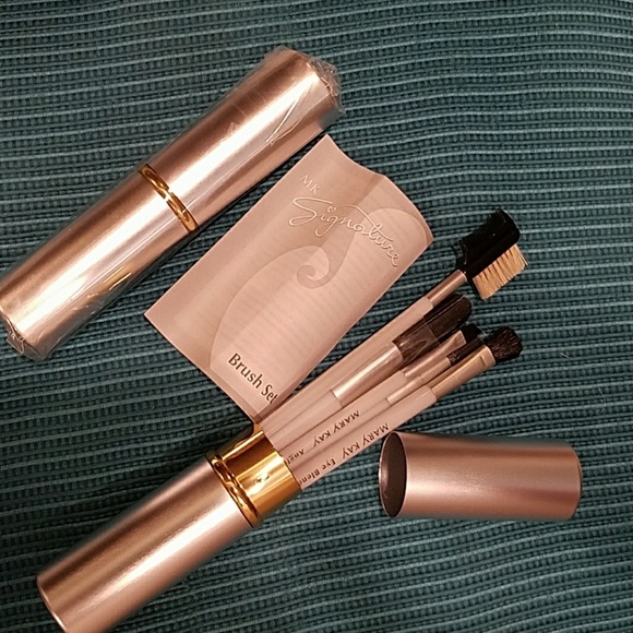 Make-up brush set in traveling container - Picture 2 of 4